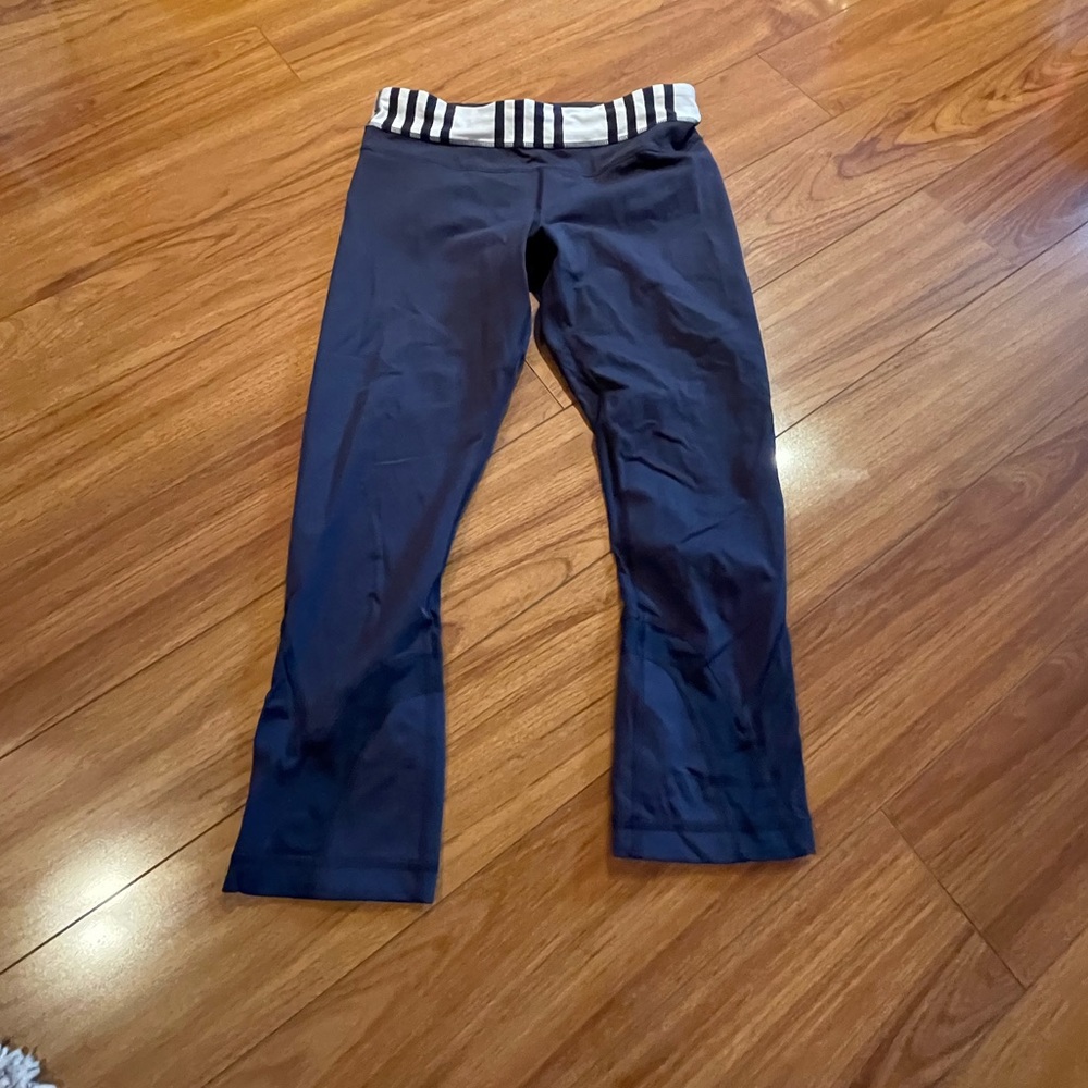 Lululemon cropped navy leggings size 4